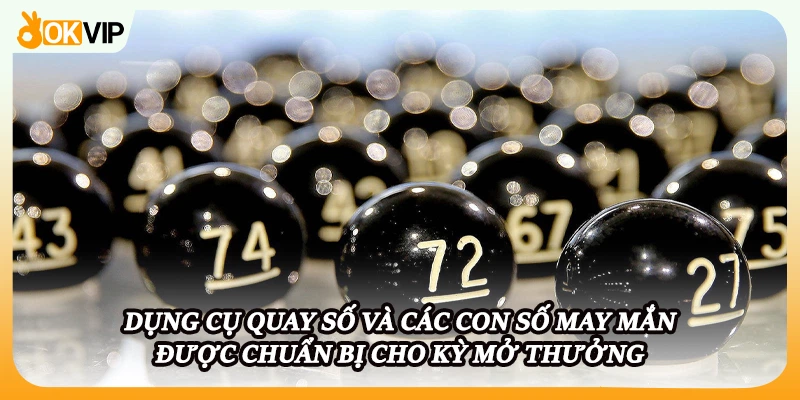 Dụng cụ quay số và các con số may mắn được chuẩn bị cho kỳ mở thưởng